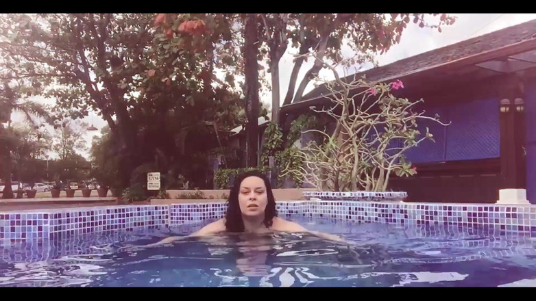Anastasia Lux: 观看我穿着比基尼在游泳池里享受自己
