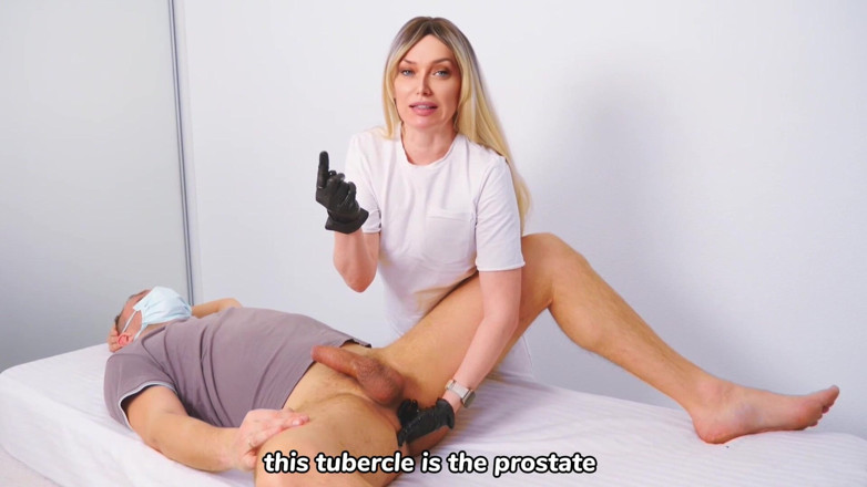 Nimfomanhub: Masterclass massaggio prostatico: i guanti di una milf bionda insegna...