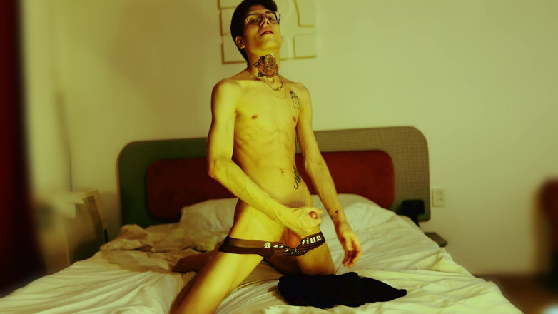 HotDogs studio: Saya tinggal di hotel dan memutuskan untuk masturbasi sampai teman...