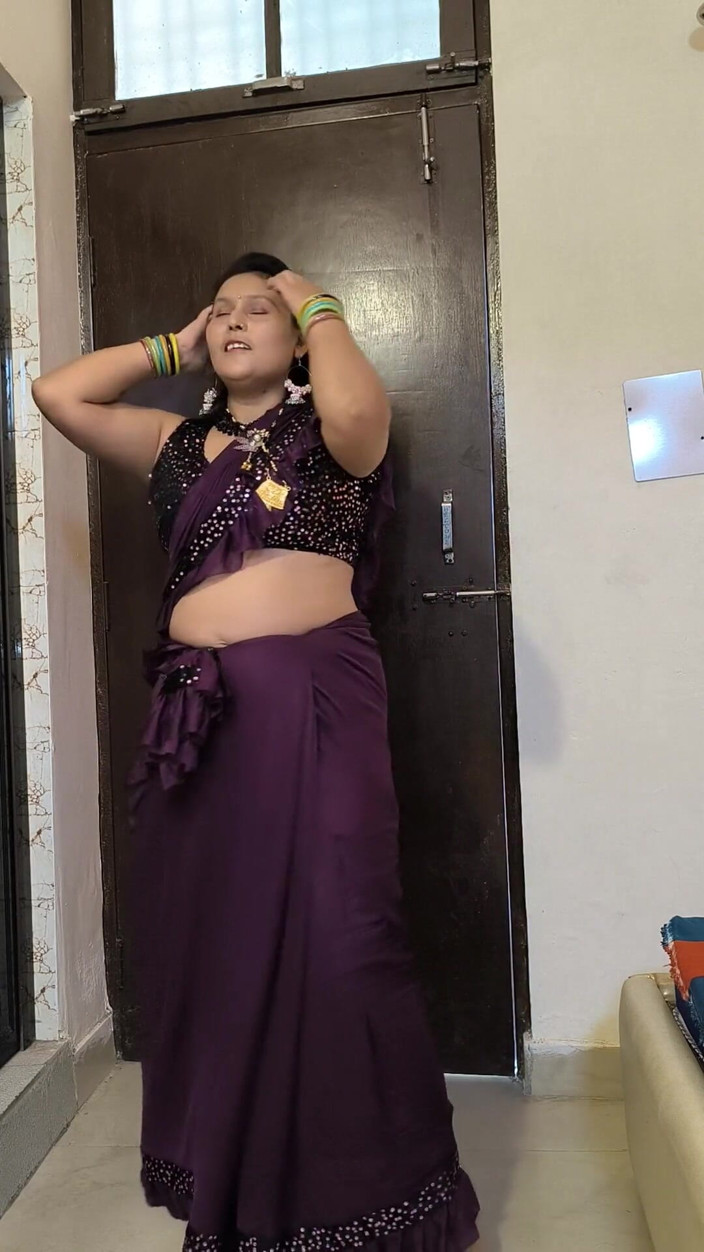 Puja555: Desi Puja Bhabhi Nagi taniec