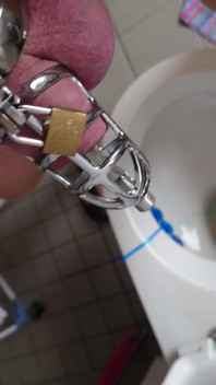 Pissen in de peniskooi met katheter in een panty