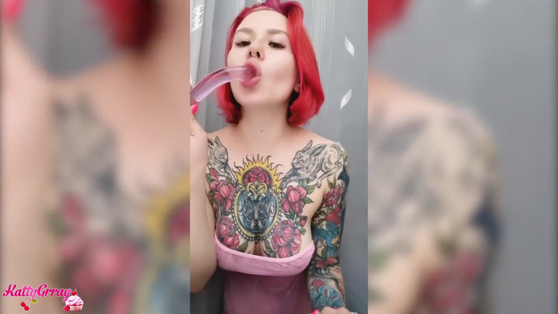 Katty Grray: Calda ragazza rossa si masturba appassionatamente con un sex toy...