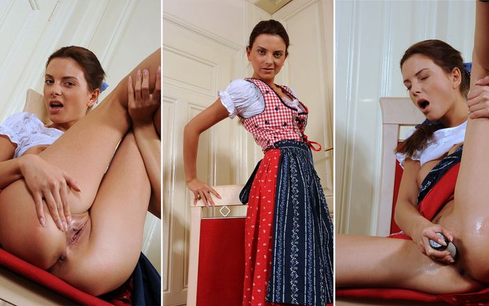 Alpgirls: Oktoberfest-meisje Monika Benz in dirndl cosplay-uniform trekt haar natte poesje...