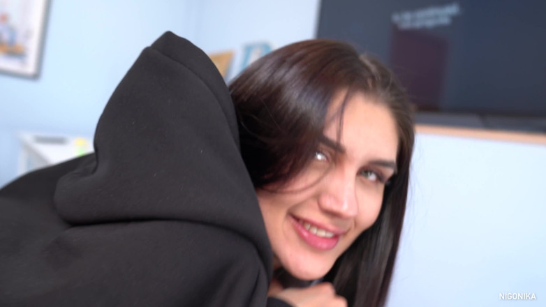 NIGONIKA: Отчим снова трахнул свою падчерицу - она играла с мыльными пузырями
