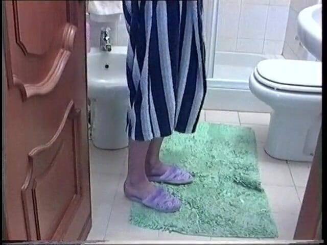 Real Home Made: Genç kaltak amatör bir porno videosu sırasında yüzünü gösteremeyecek kadar...