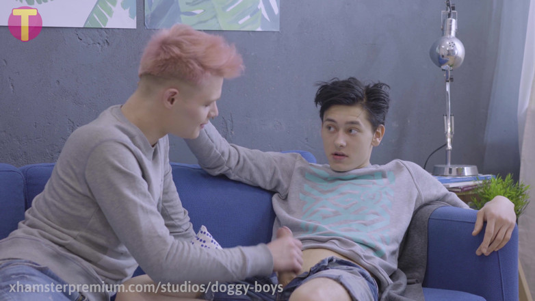 Doggy boys: Rijdend op zijn zwaargeschapen jongen zonder condoom