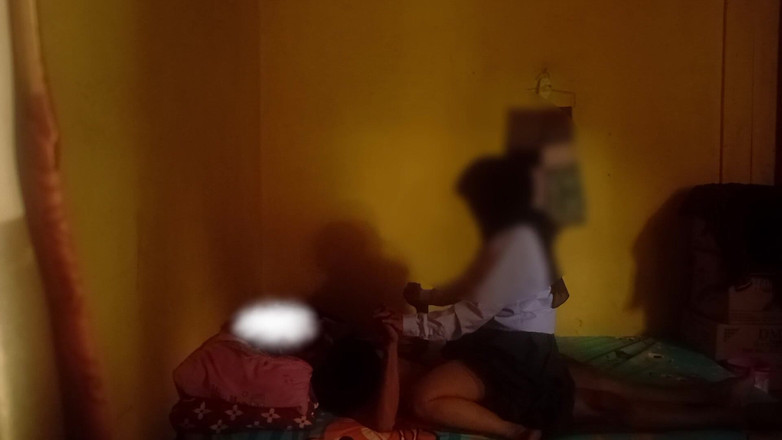 Famly sex: कमसिन कॉलेज से अपने सौतेले पापा के एन्टोट पर घर आती है जब कोई नहीं होता