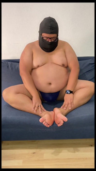 Chico gordito sexy bailando y mostrando sus pies