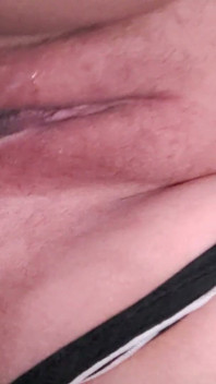 Côté baisée et creampie par une bite noire pendant que mon cocu travaille