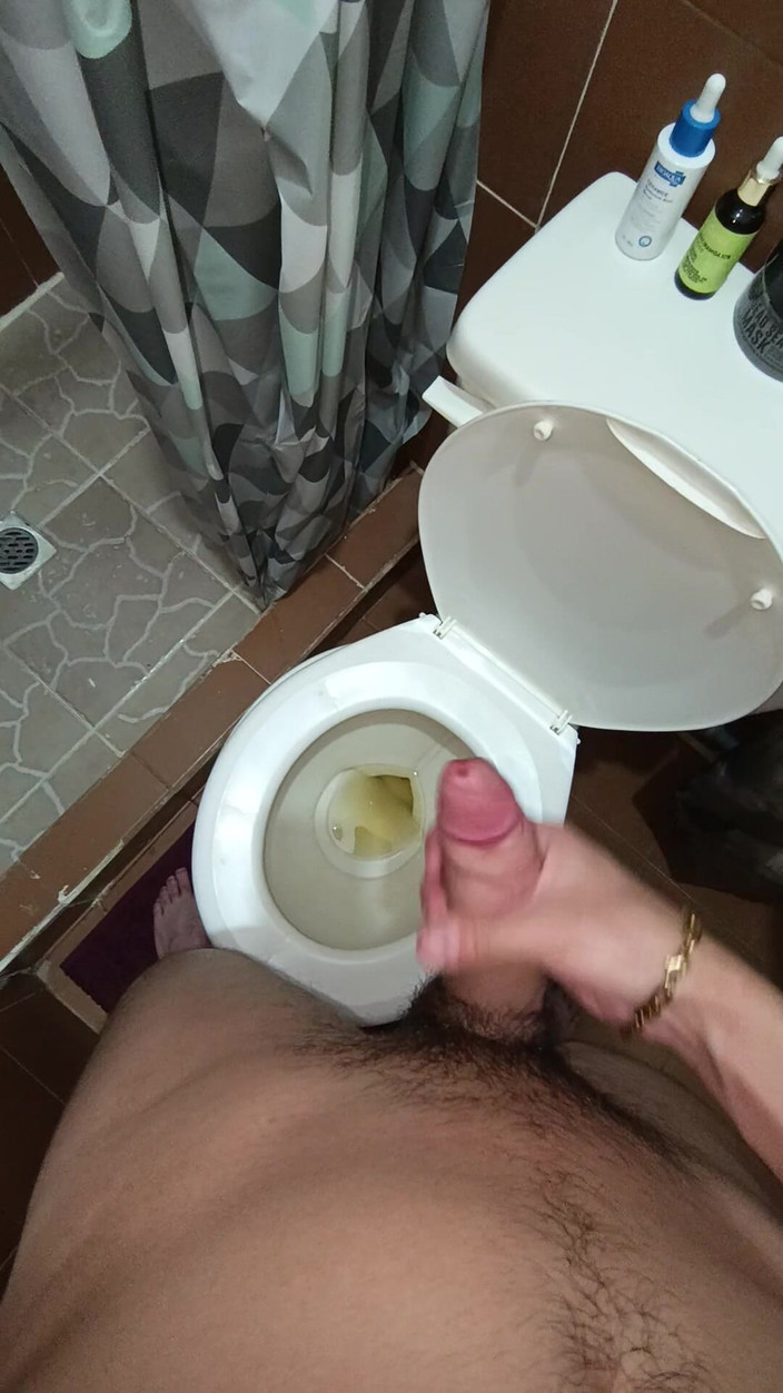 charlessteel: Zwei Spritzer Sperma im Toilettenurin