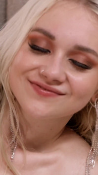 Y tá tóc vàng hứng tình Marilyn Sugar đụ bác sĩ