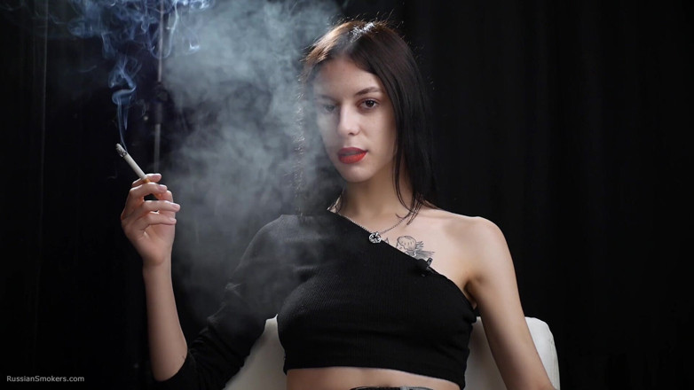 Russian Smokers: สาวผอมกําลังสูบบุหรี่สองแดง