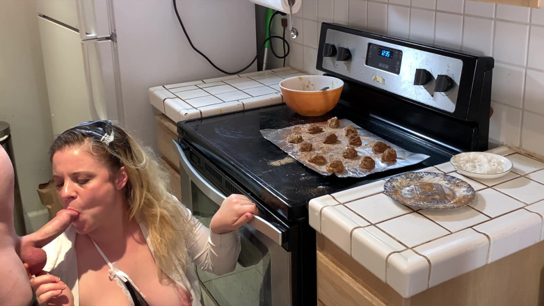 Erin Electra: La criada toma la polla dura en la cocina