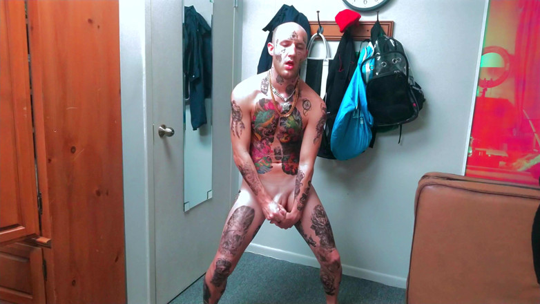 Straight ish Jake Grand: Plně potetovaný muž dildo ošukaný