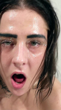 德国丰满熟女与天然弹跳的大奶子用蔬菜操她的阴户