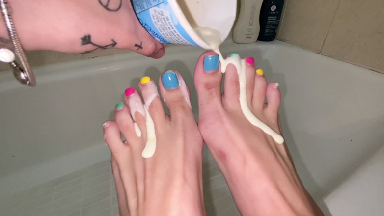 Nali Marie: 脚女孩把冰淇淋倒在我的脚底上，玩弄小脚