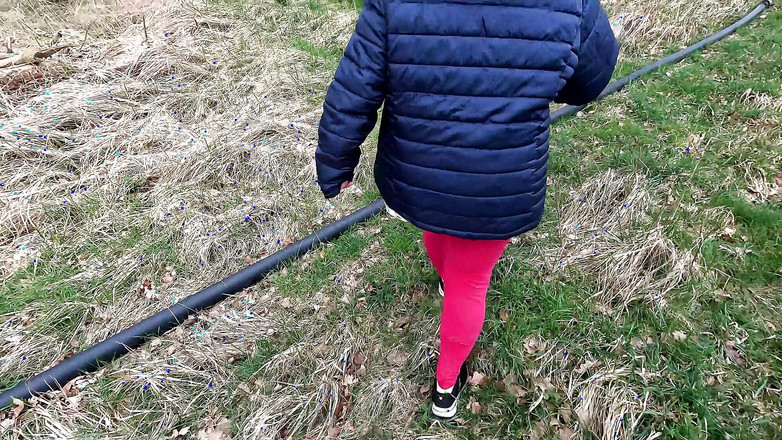 Bouncy Tits Action: Schiaffi di figa nuda in veranda