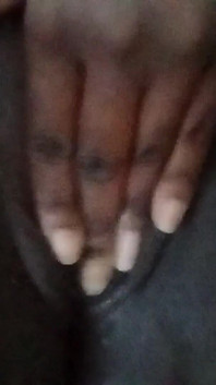 饥渴的黑人女孩玩弄她的阴户