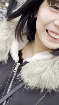 La ragazza carina del bar implora con un sorriso brillante, e giocosa provocante si trasforma in un intenso momento di incontro con sborrata dentro