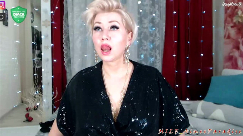 AimeeParadise: ずる賢い成熟した女が自撮りポルノの写真セットを撮る...)