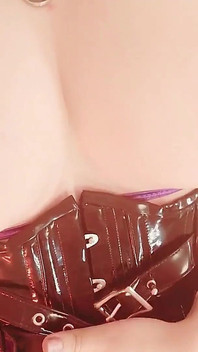 Mamă sexy sexuală în lenjerie din pvc din elastan violet - blondă Arya