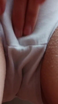 Je jouis dans ma culotte mouillée