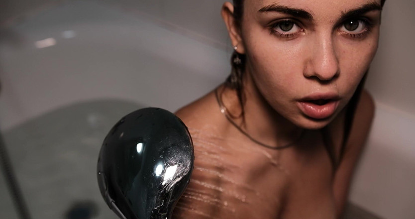 Misty Phoenix: baathroom men achchhi tarah se dhoya gaya