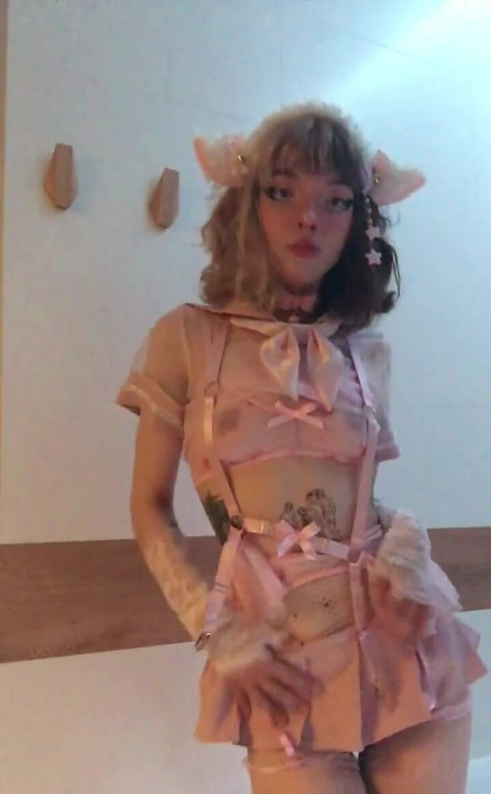 Soft Vulgar: Gadis remaja imut lagi joget dengan lingerie merah muda