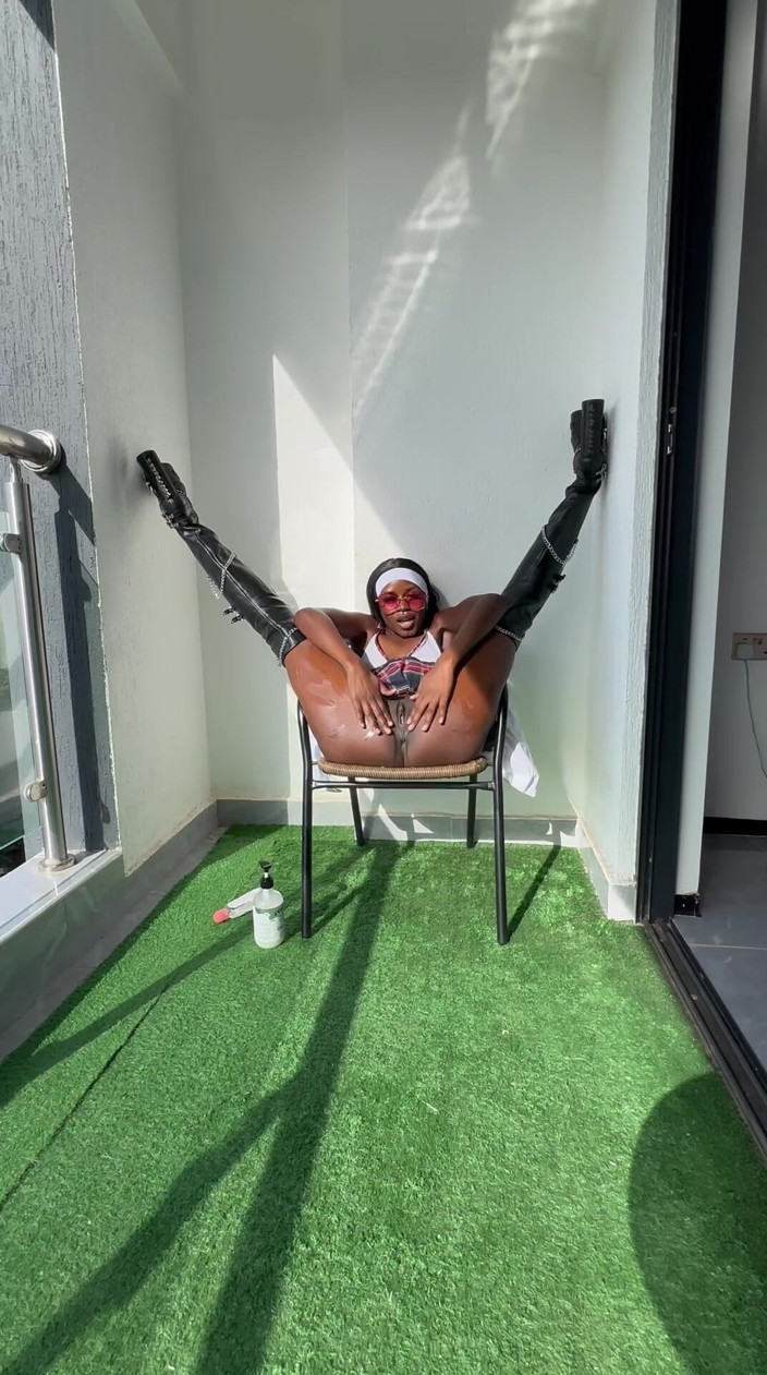 Chickysue: Ebony Thick Gets Gets a Squirting Orgasm