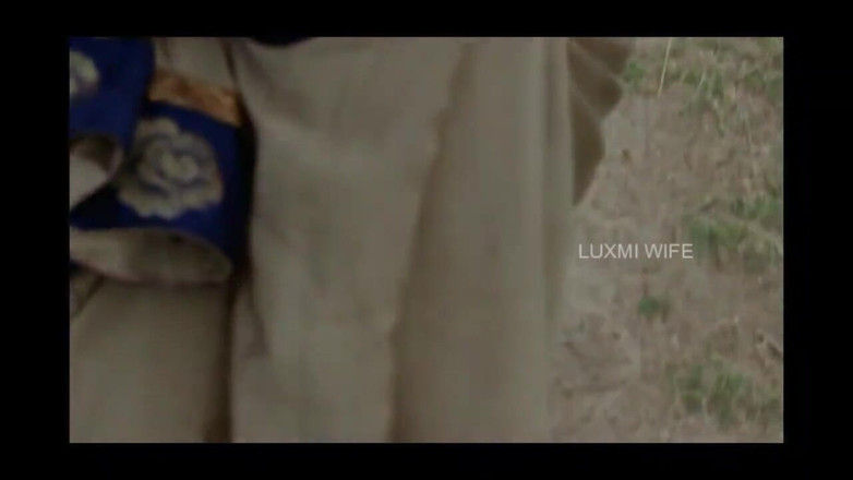Luxmi Wife: 야외에서 회색 Saree 누드의 야외 대담