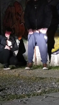 야외 노출 남자의 엉덩이를 핥는 소녀