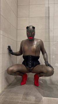 Rubberdoll da đen trong suốt Latex Catsuit trong phòng tắm