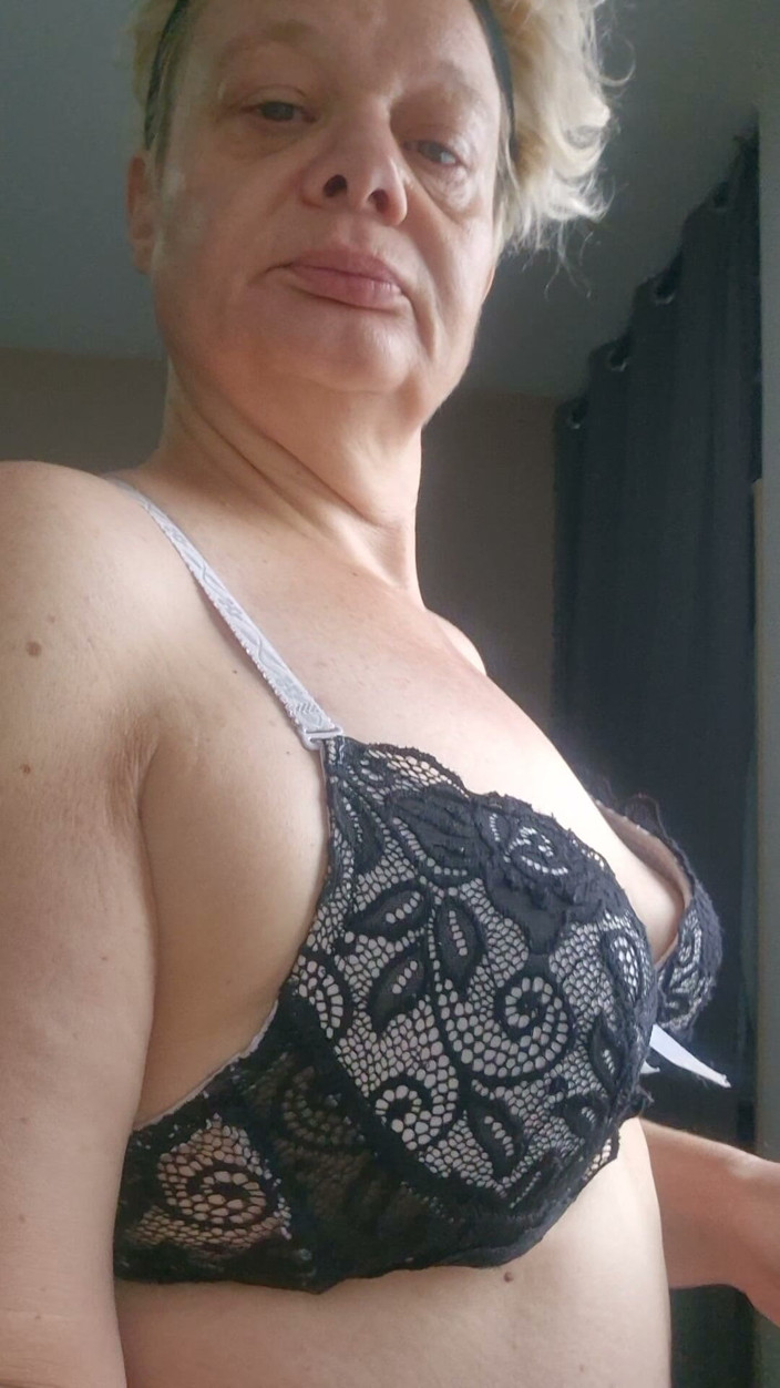 Sofy13: Un Petit Coucou De Ta MILF Mature Salope Préfèrer Qui...