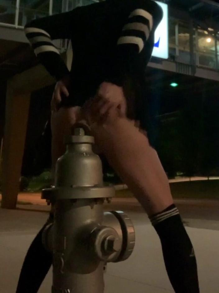 CindieLove: Elle chevauche un énorme gode sur une bouche à incendie à côté d’une...