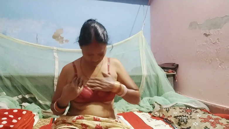 Indian anty hot sex: Сексуальна тітонька демонструє свої цицьки і отримує гарячу пизду.