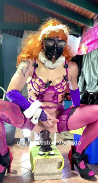 Ts femboy, фіолетові панчохи, їзда на жирному ділдо на вулиці