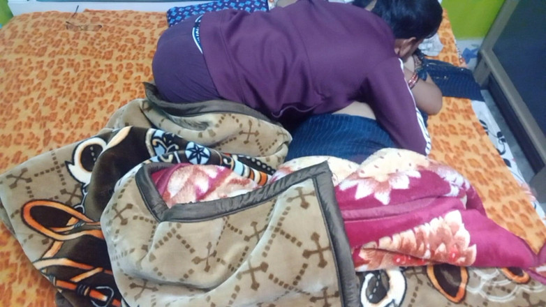 Manjushukla: Çok güzel Hintli kadın erkek arkadaşıyla sikişiyor.