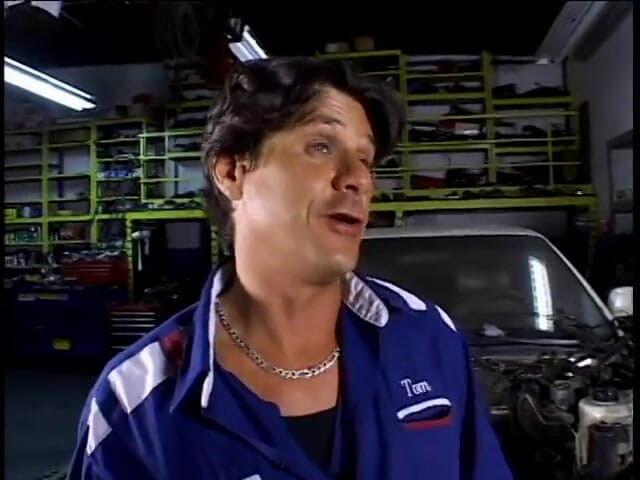 2 Guys 1 Girl: Dva servisní technici vrtají hezkou brunetku v garáži