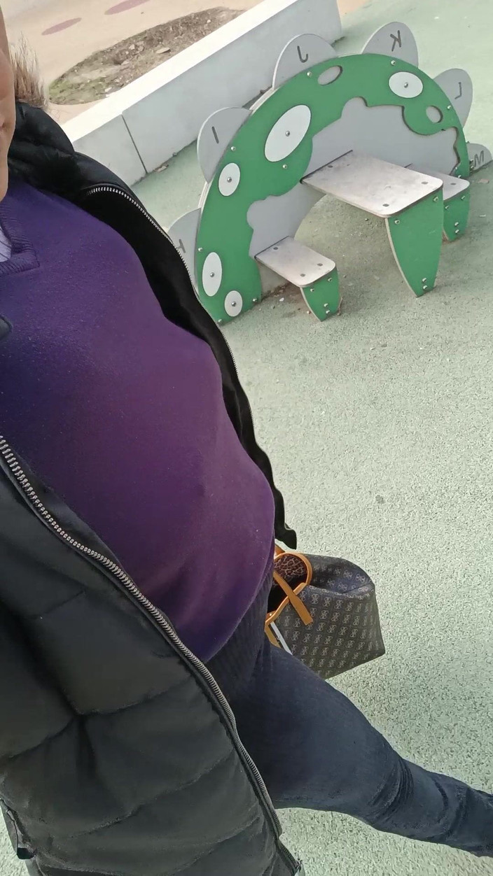 Nellyes: Nel parco pubblico mi masturbo con il mio dildo