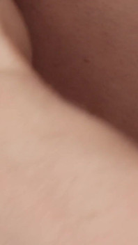 O pulă mare Twink însămânțează un cur drăgușel neted și îl face să ejaculeze tare