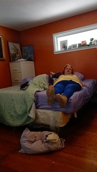 BBW nurse Vicki adventures with friends: Chaussures de tennis puantes pewwwee