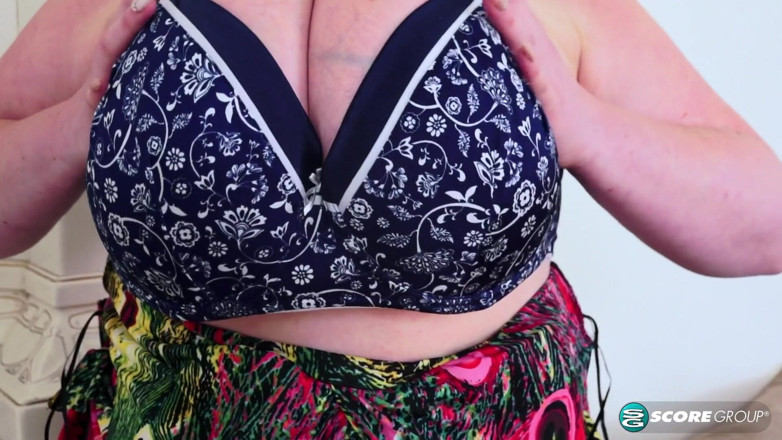 XL Girls: Anna Beck - Bustier Than Ever!