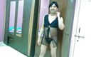 Cute &amp; Nude Crossdresser: Sexy sissy transvestiert femboy Sweet Lollipop in einer sexy schwarzen...