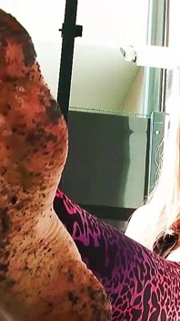 Femdom penghinaan kaki kotor