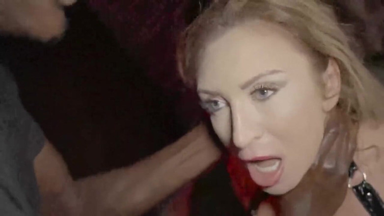 Threesome and GangBang: Sexy Cougar Con Grandi Tette in Sperma E Piscio in...