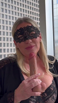 Fiona Shows masquée fait un coaching masturbatoire avec un gode grosse bite blanche
