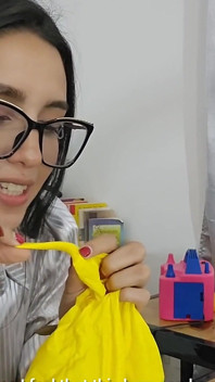 Marianna patlamadan kare balonunu şişirmeye çalışıyor