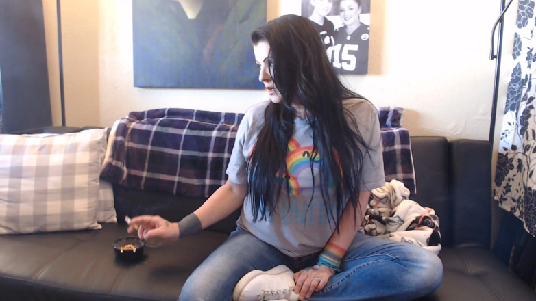 Abby Anna: Mocking the obsessed smoke lover