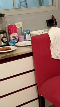 若い義父の美しいチンポでキッチンでセックス
