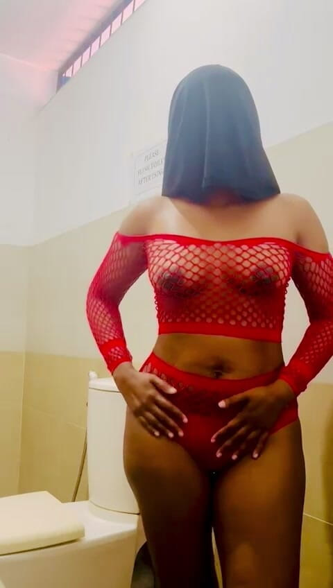Sweetysingle: SriLankan sexy madrasta em uniforme vermelho no banheiro do escritório